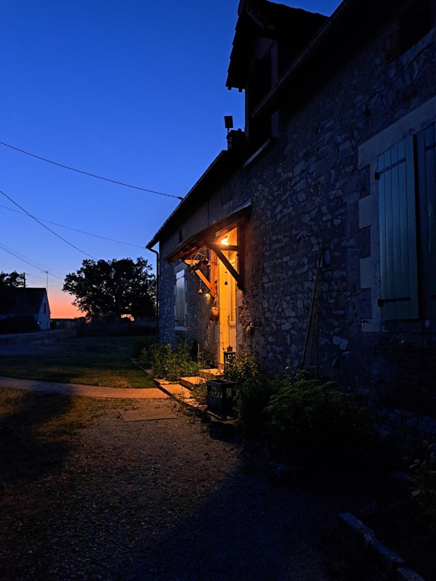 Chez Nous Bed & Breakfast Brigueil-le-Chantre Luaran gambar